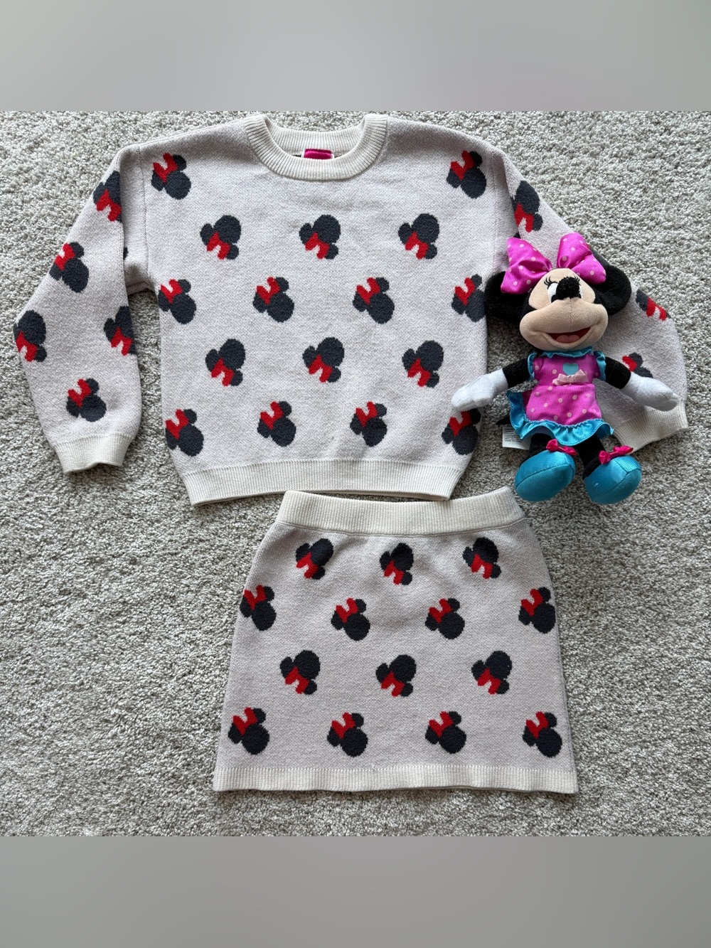 Minnie Mouse outfit size 3T with free plush.